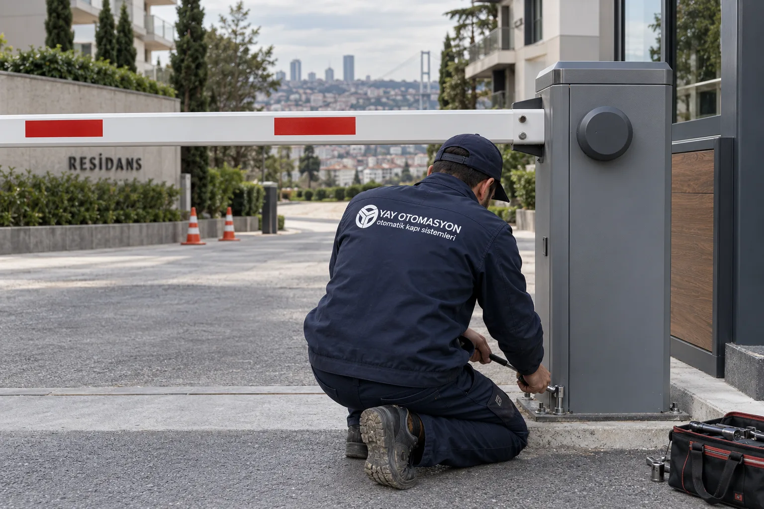 Temsili görsel: Otopark bariyerinin kol ve gövde bağlantısını kontrol eden teknisyen
